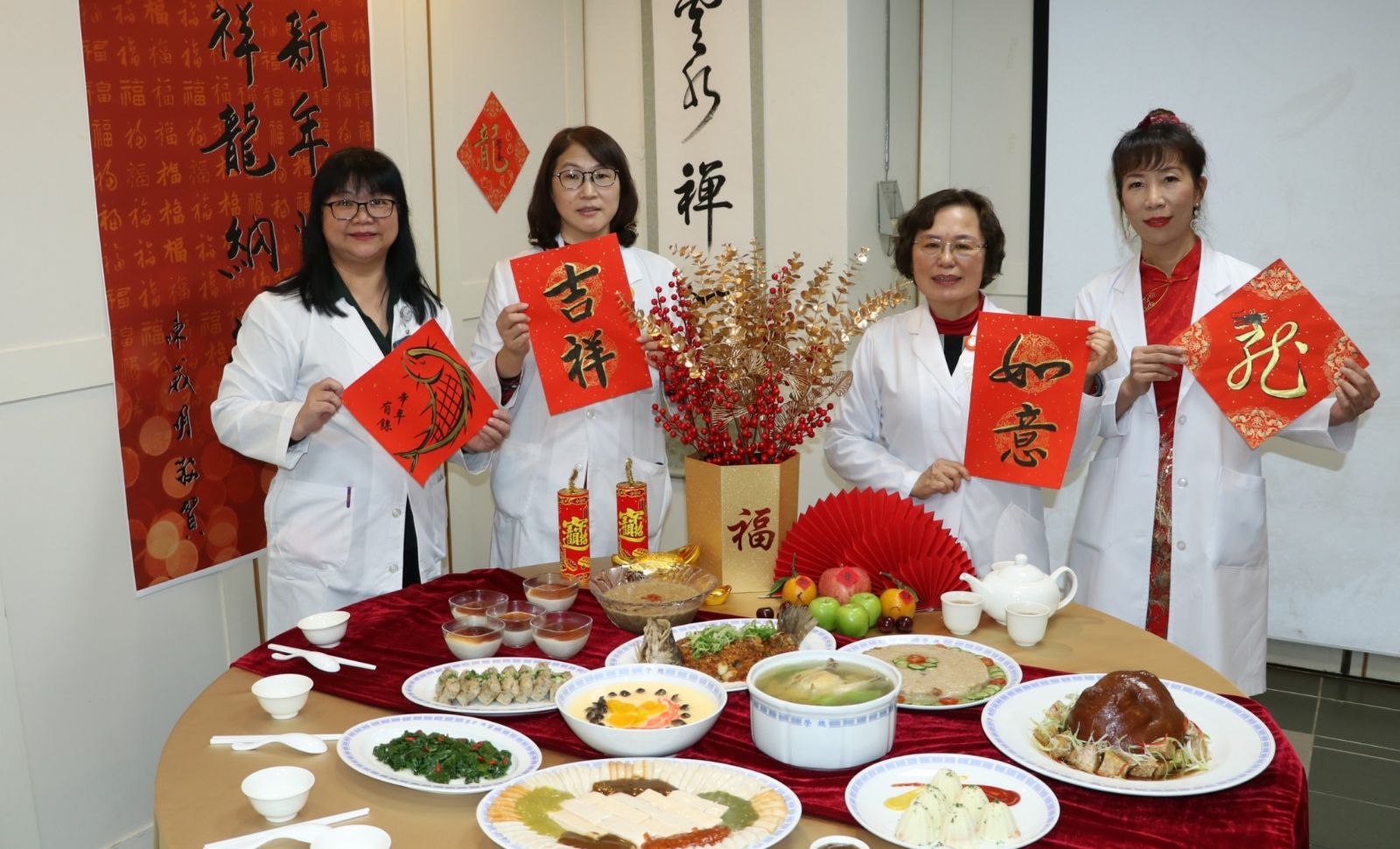 北榮營養部發表適合高齡長者圍爐佳餚(左起 周秋燕營養師、王郁雯科主任、楊妹鳳部主任、舒宜芳營養師)