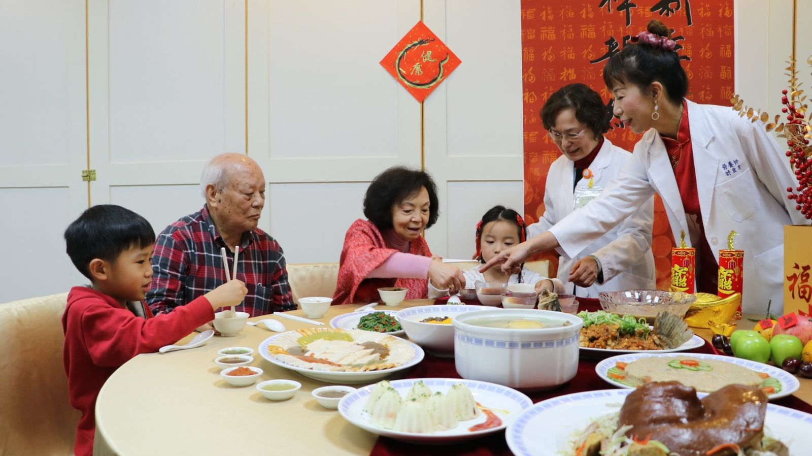 祖孫共享團圓年夜飯
