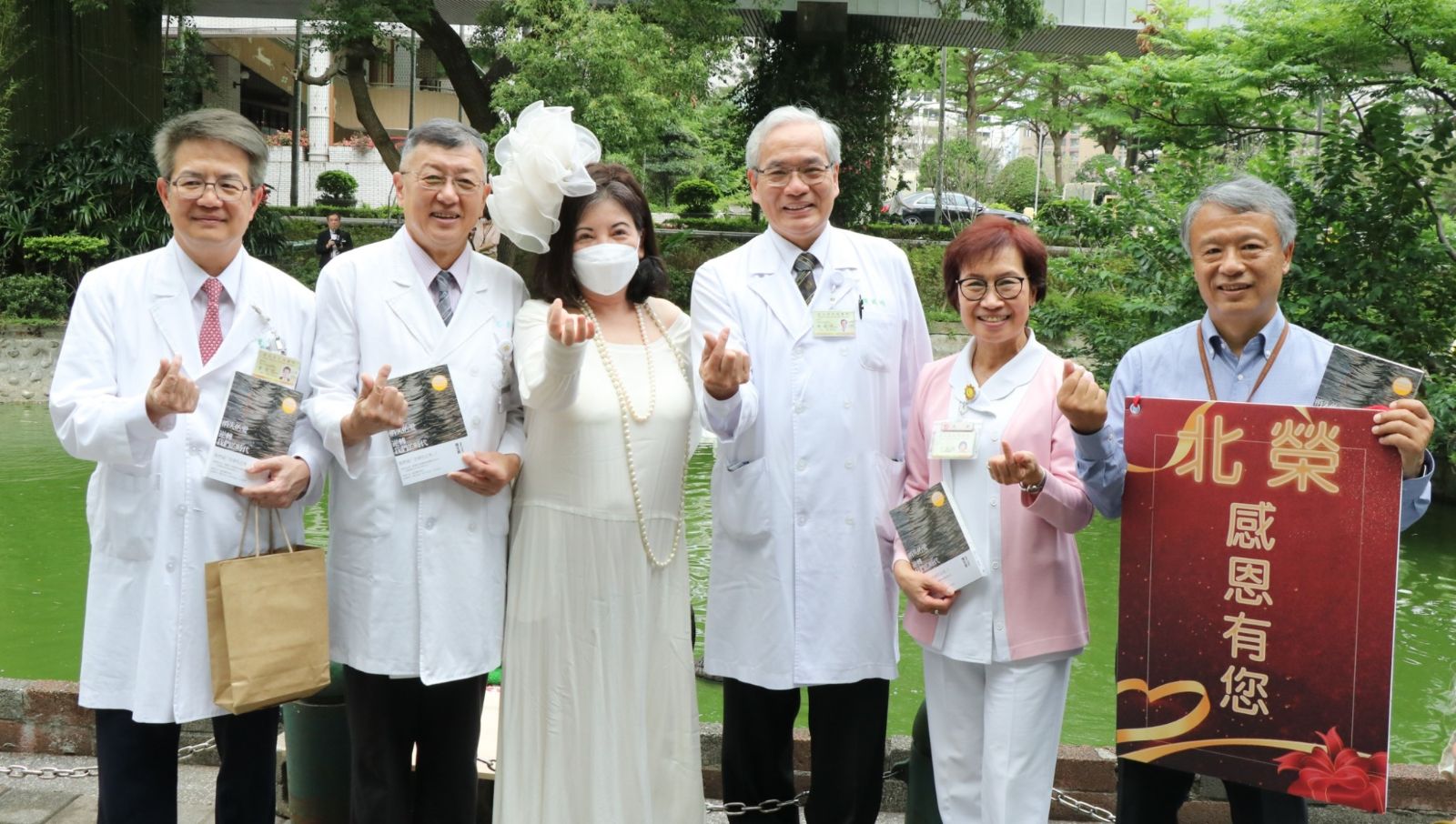 陳威明院長暨同仁，感謝陳文茜女士(左3)善心捐贈療癒人心