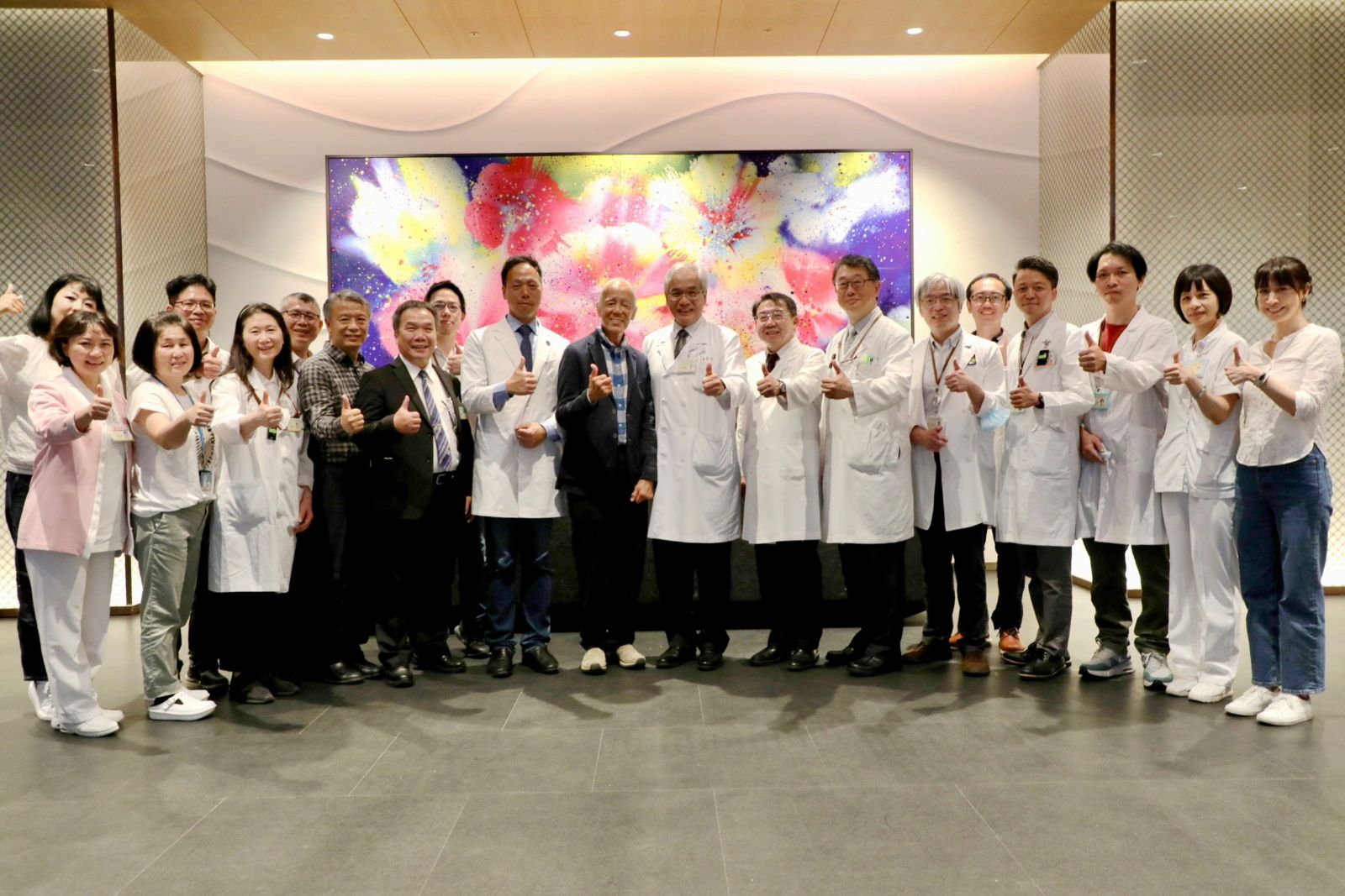 陳威明院長 江賢二大師(中)與重粒子癌症治療中心同仁合影