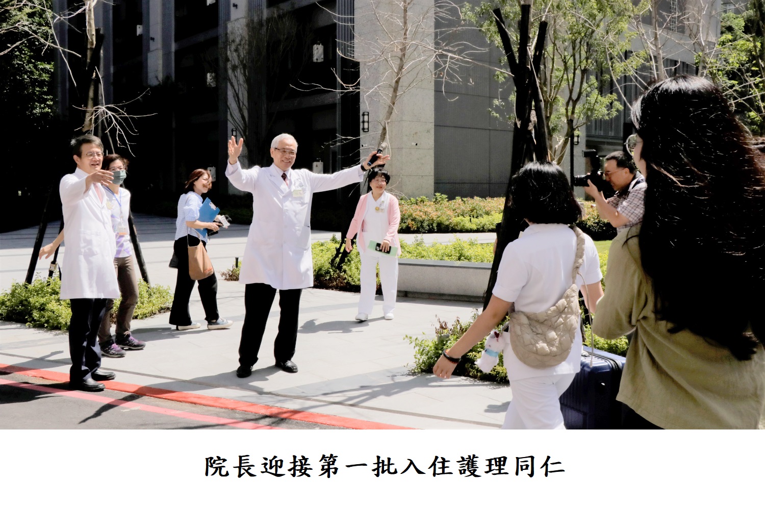 院長與護理同仁開心吃入厝湯圓