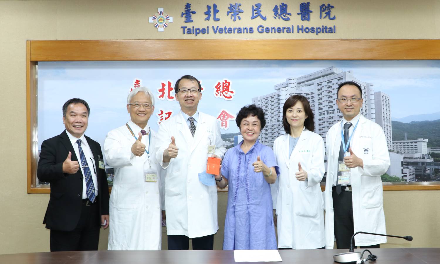 病友家屬陳媽媽(右3)與神經醫學中心團隊合影